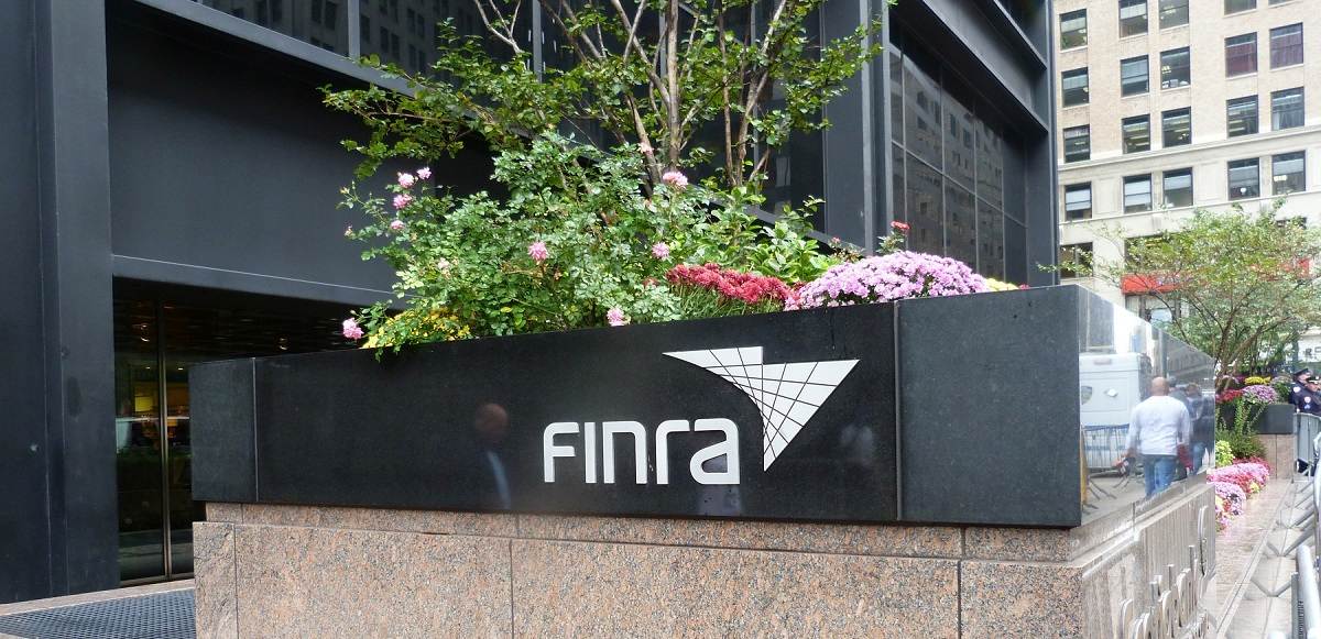 Штрафы регуляторов: как работают FINRA и CFTC